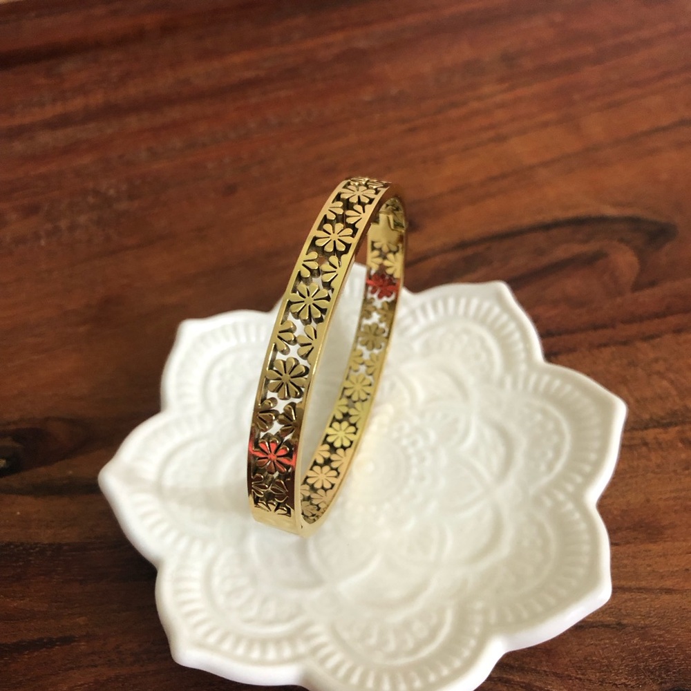 New gold-colored hollow Mini Daisy flower bangle bracelet stainless steel